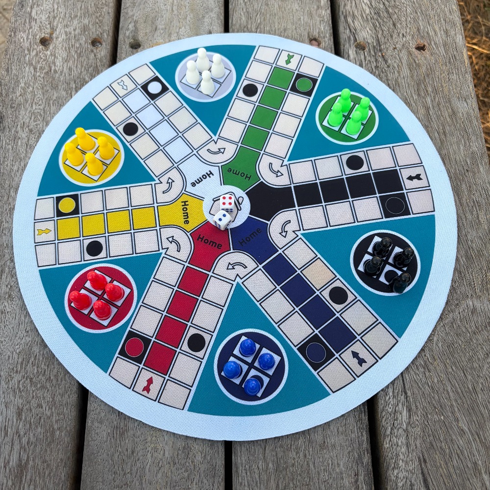 Board Game Ludo - LUDOゲームボード 6人用 大型サイズ 35CM/13.78インチ、円形チェスマット1枚、6色の駒24個、サイコロ2個。クラシックなサイコロボードゲーム。